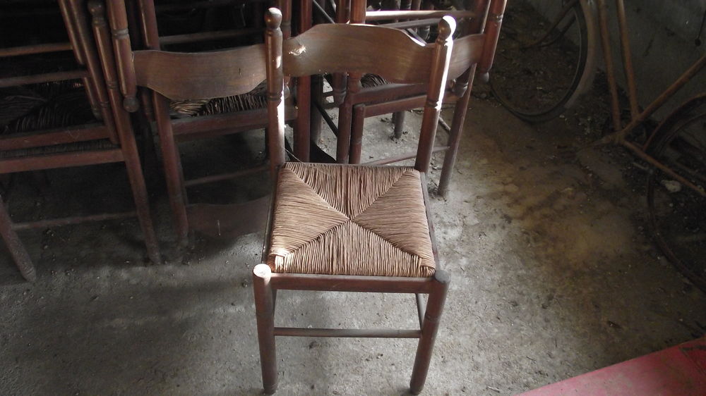 Lot de chaises paill�es et plastique
400 Boisset-et-Gaujac (30)