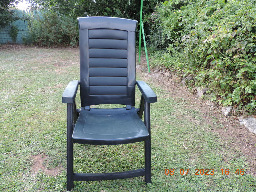 4 chaises plastique de jardin couleur 40 La Cr�che (79)