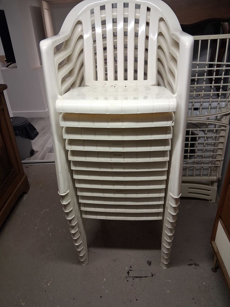 12 chaises en plastiques d ext�rieur 25 Grasse (06)
