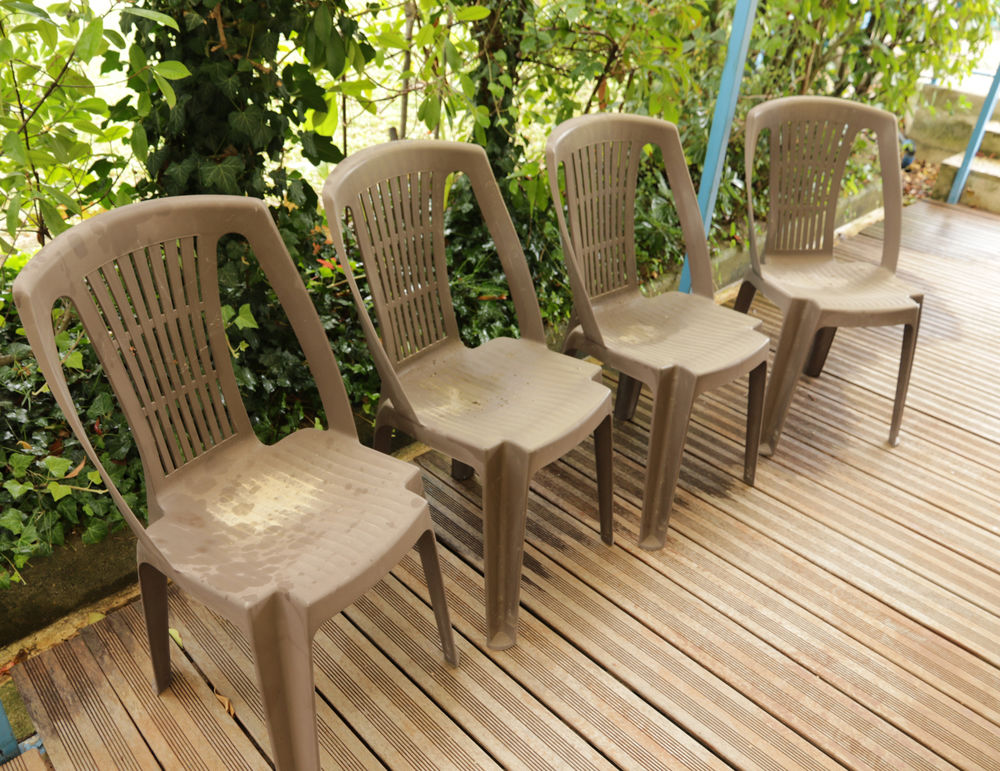 4 chaises plastiques ext�rieures  teinte chocolat 20 Saint-S�ri�s (34)