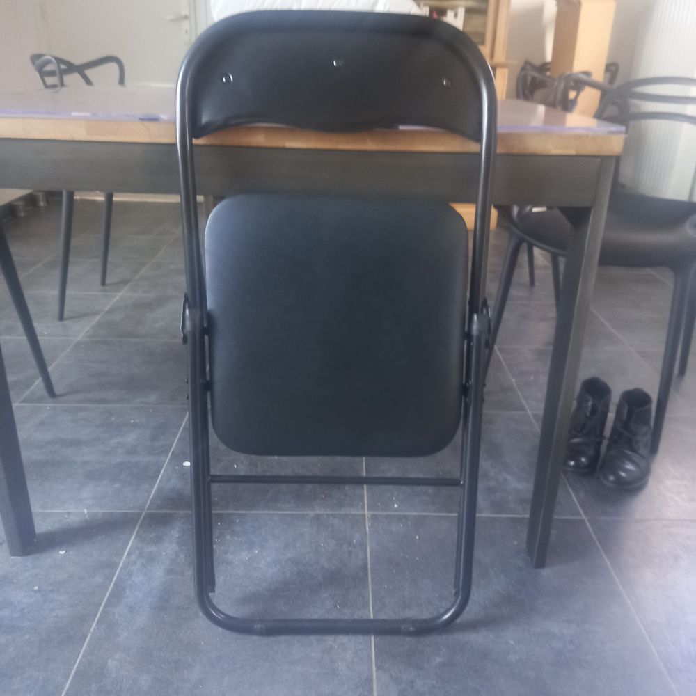Lot de 12 Chaises pliantes noires, �tat neuf. 60 Vannes (56)