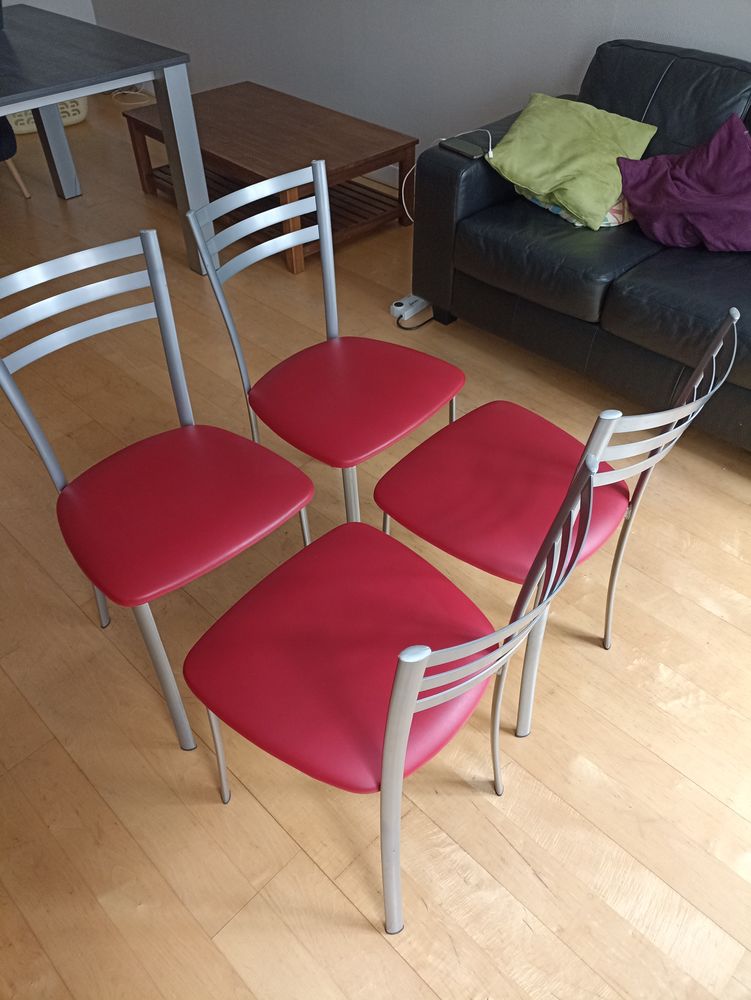 4 chaises rouges 90 Paris 11 (75)