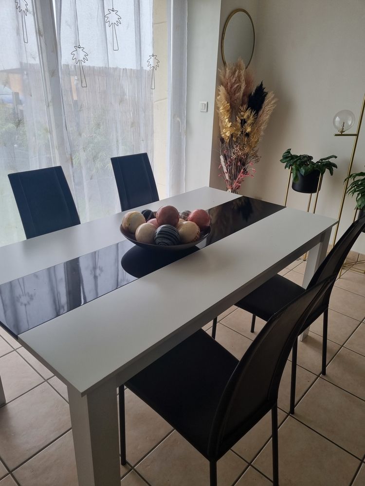 4 chaises de salle a manger 150 Sept�me (38)