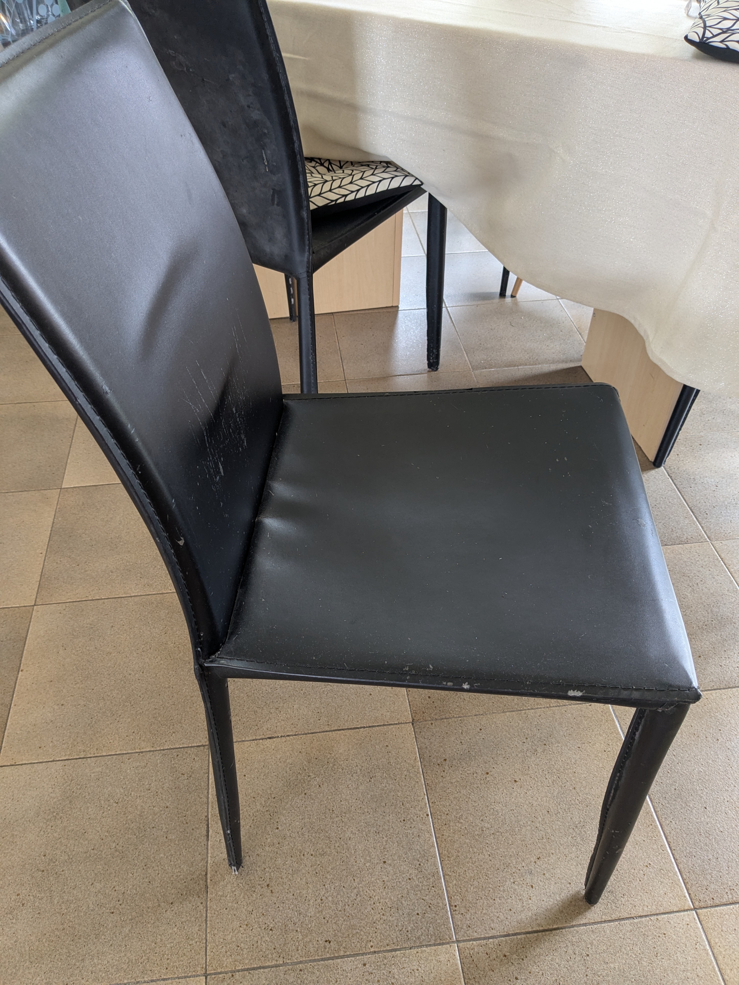 5 chaises de salle a manger 25 Le Plessis-P�t� (91)