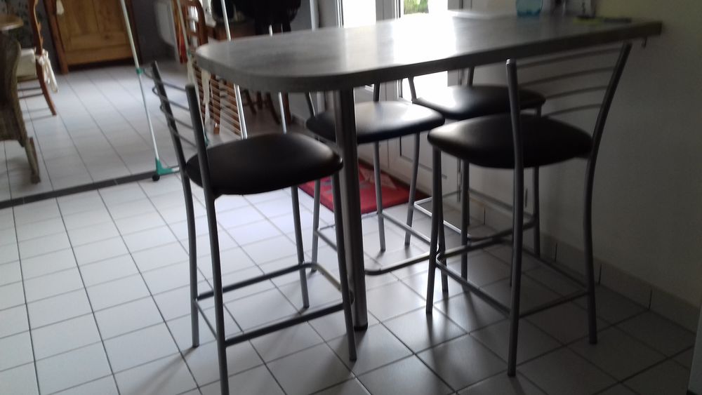 4 CHAISES SCNACK 220 Valognes (50)