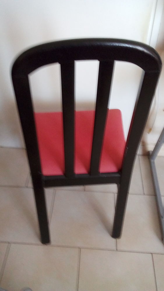 4 chaises 
structure bois massif 
0 Montauban (82)