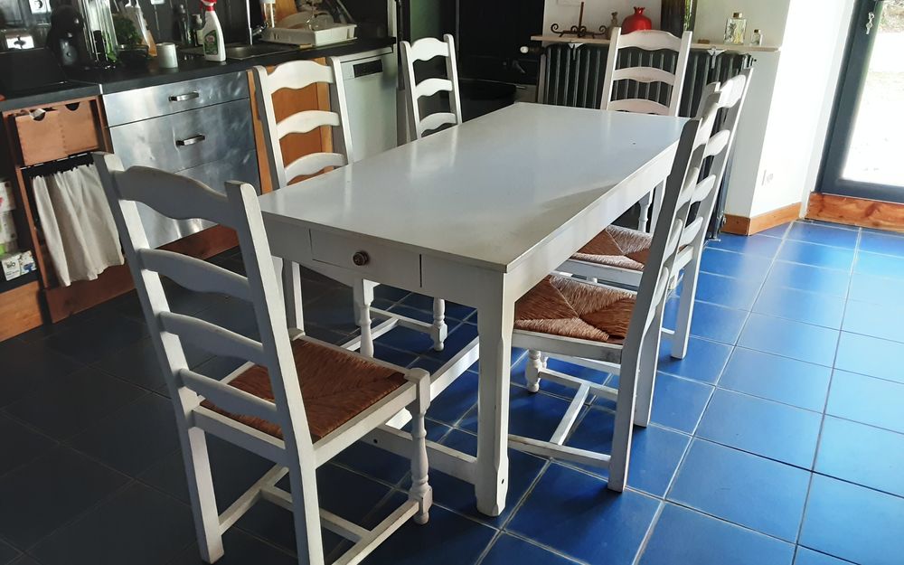 Six chaises + table 100 Serres-sur-Arget (09)