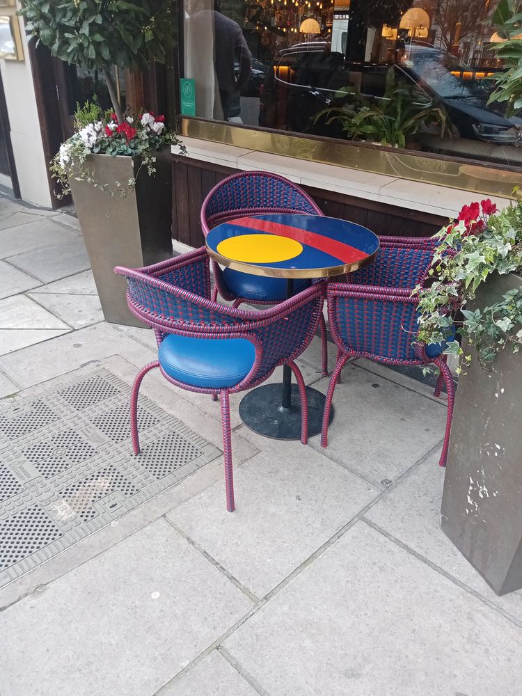  Chaises et des tables de bistrot 0 Lyon 4 (69)