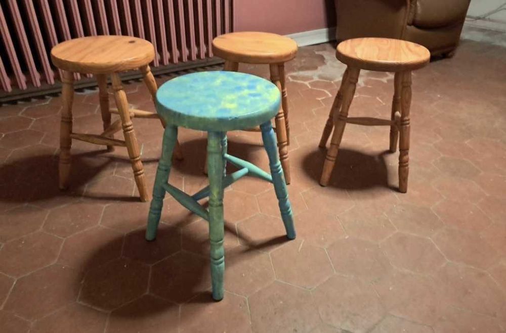 4 chaises et 2 tabourets en bois 30 Dagny (77)