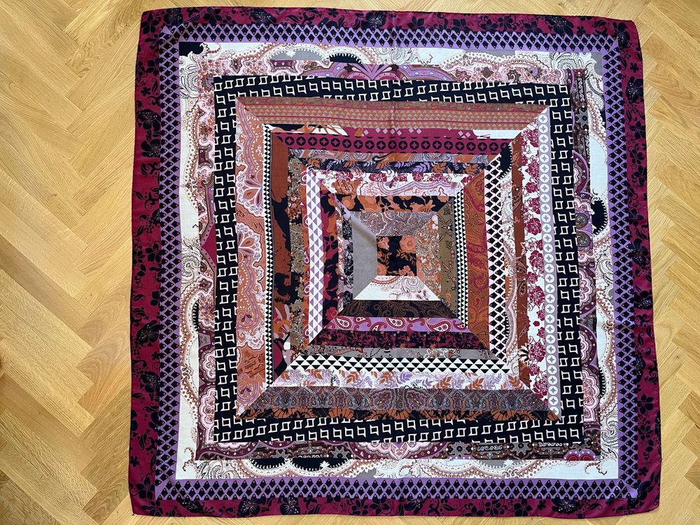 Ch�le carr� de couleurs, 132x128cm 2 Paris 19 (75)