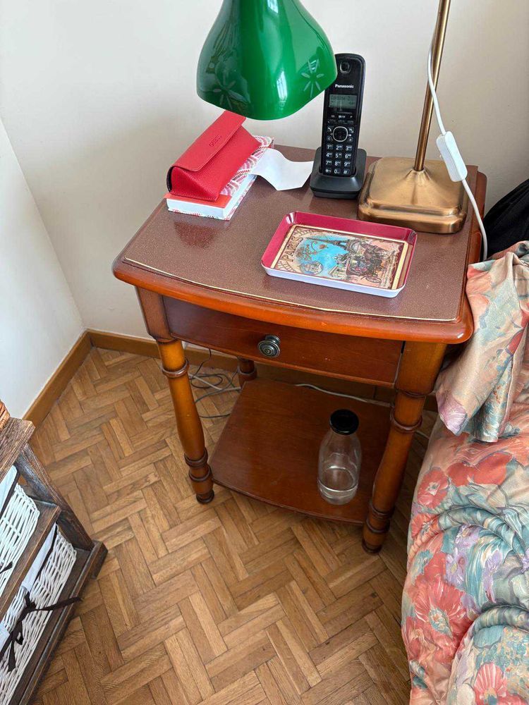 une chambre � coucher en tr�s bon �tat. une armoire. un lit, une table de chevet 1000 Villepinte (93)