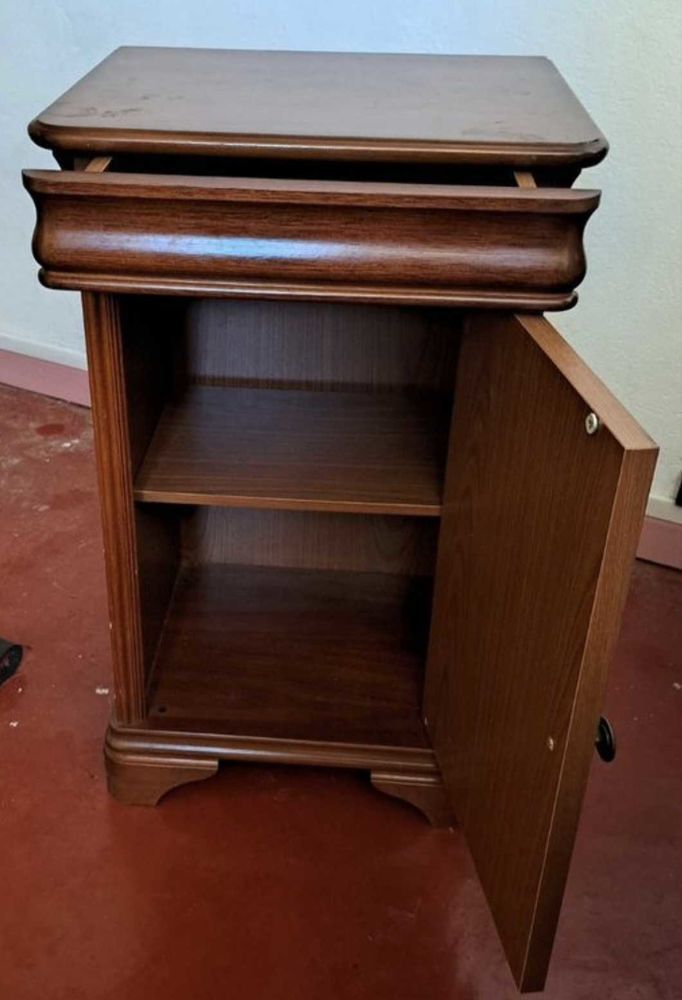 chambre+1+lit+double+avec+sommier+-+armoire+et+une+table+de+nuit 250 Dagny (77)