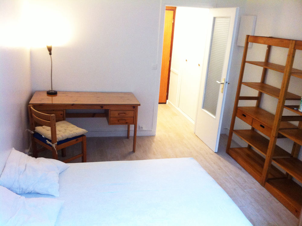 
CHAMBRE D'ETUDIANT(E) 
Mobilier en pin massif 550 Paris 5 (75)