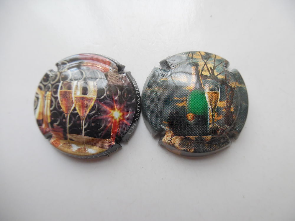 CHAMPAGNE n�724 et n� 726 (lot de 2 caps.). 1 Plivot (51)