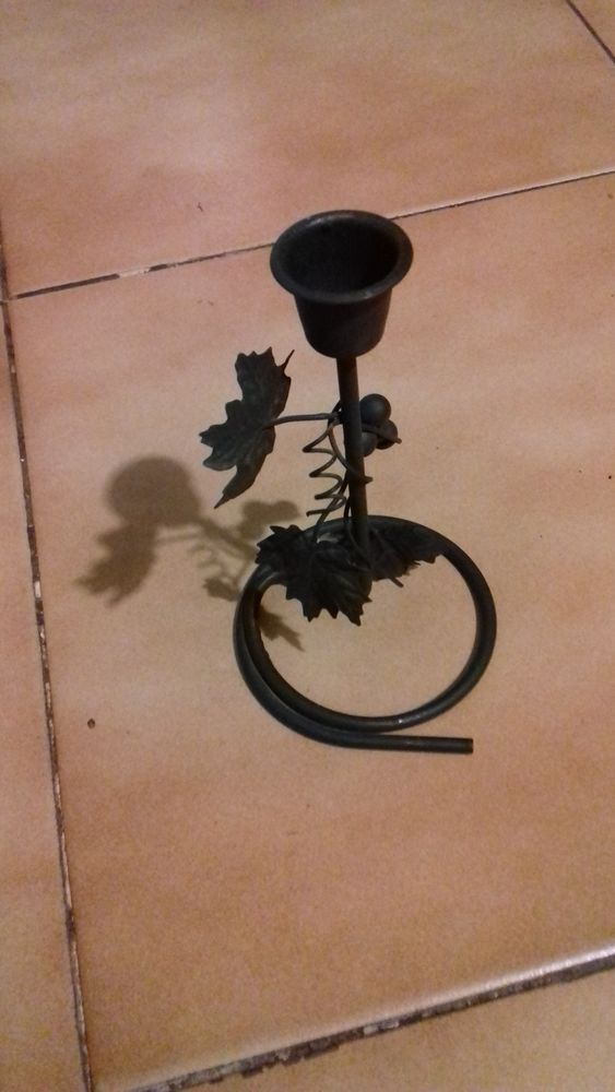 Chandelier orn� de feuilles en laiton fonc�
15 Sept�mes-les-Vallons (13)