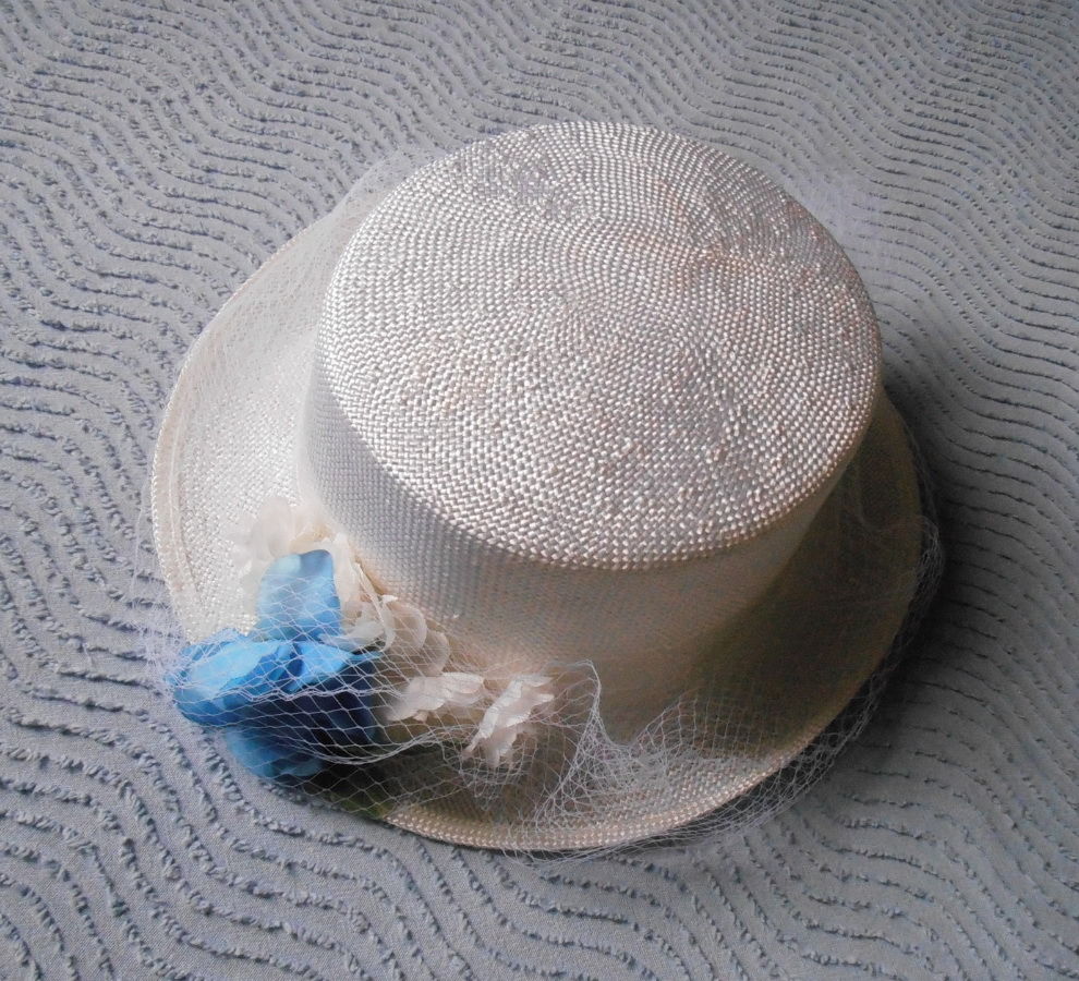 Chapeau blanc avec filet et fleurs blanches, bleue & feuille 8 Aubin (12)
