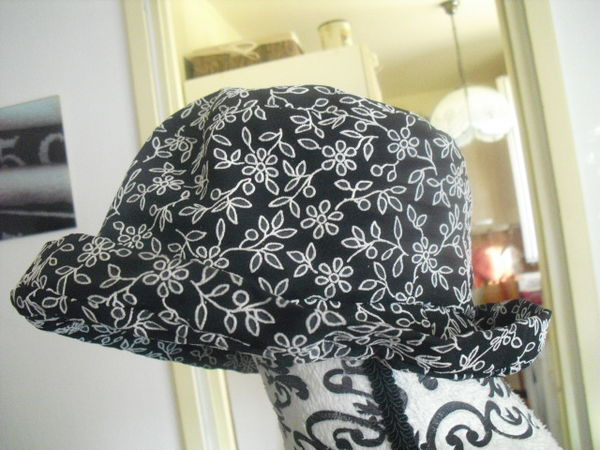 chapeau noir avec fleurs blanches brodées 4 Lyon 5 (69)