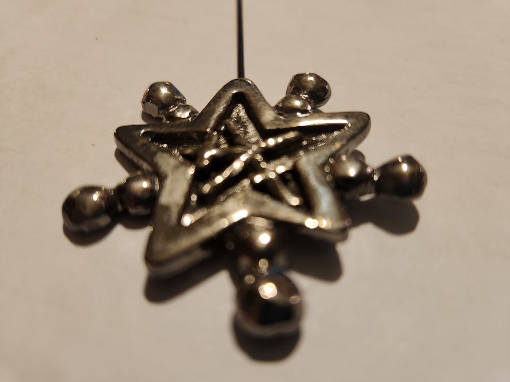 Pic � chapeau relief Etoile Nickel noir Christian LACROIX 155 Vigneux-sur-Seine (91)