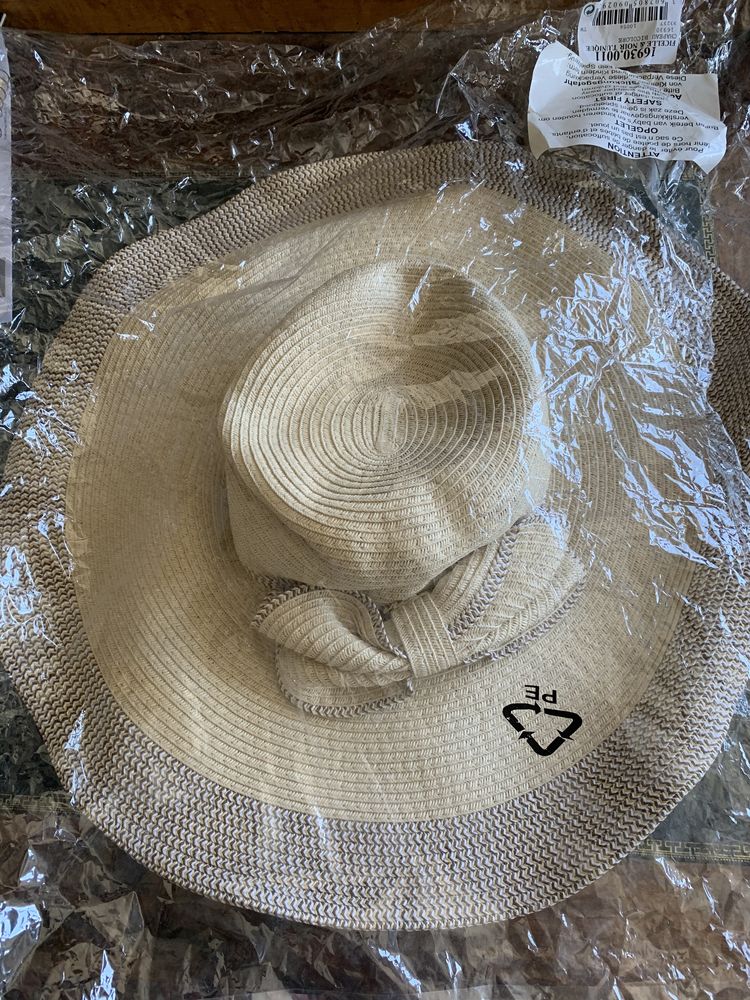 2 Chapeaux d'�t� femme et homme 10 Antibes (06)