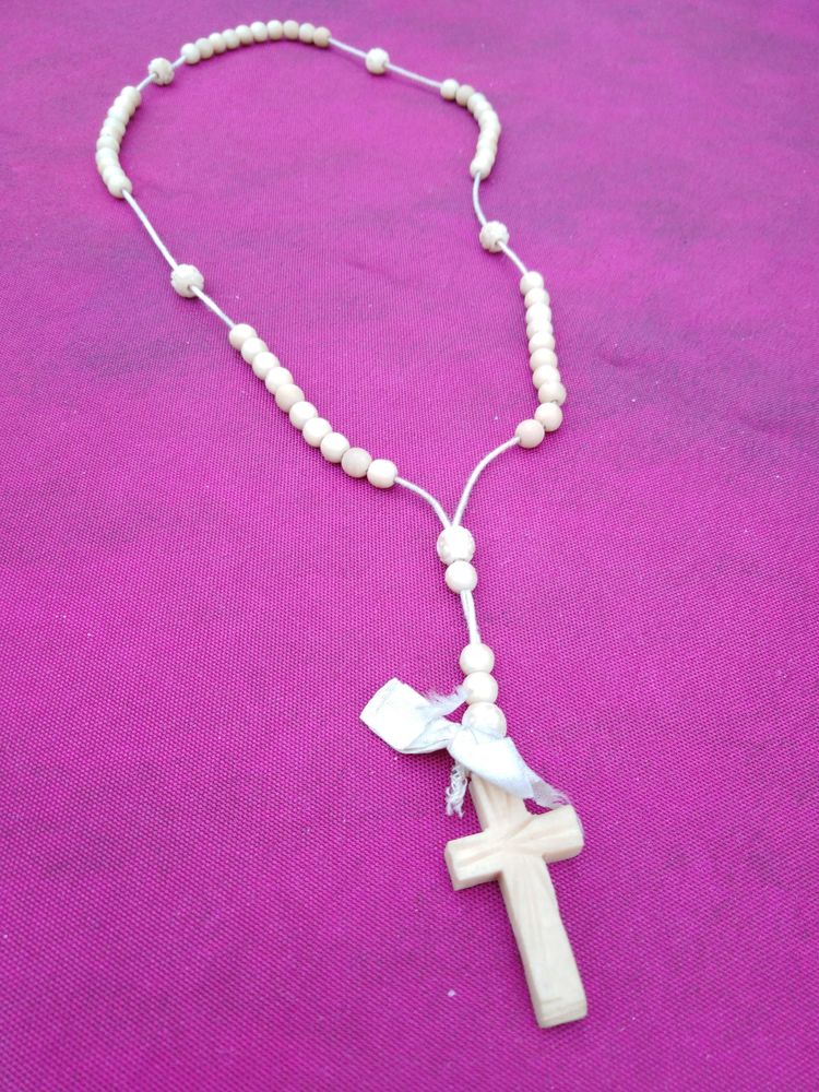 Chapelet ancien en perles avec un petit ruban ( n�5) 10 Avermes (03)