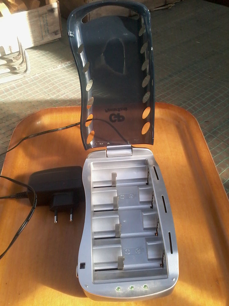 chargeur  pour 4 piles 9 Le Bouscat (33)