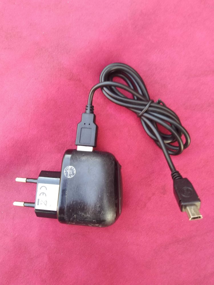 Chargeur de t�l�phone portable mod�le : K68-20-05007 4 Avermes (03)