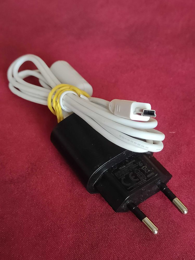 Chargeur de t�l�phone portable longueur 1m30 2 Avermes (03)