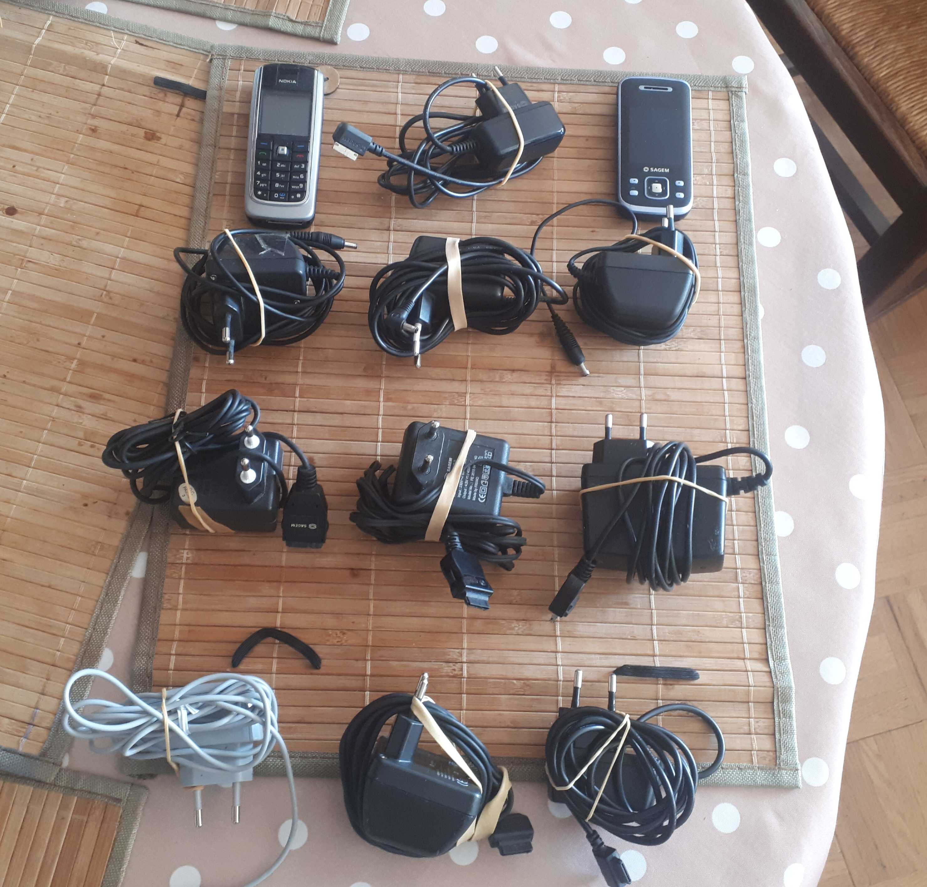 Lot chargeurs diff�rents et 2 mobiles vintage 30 Villemomble (93)