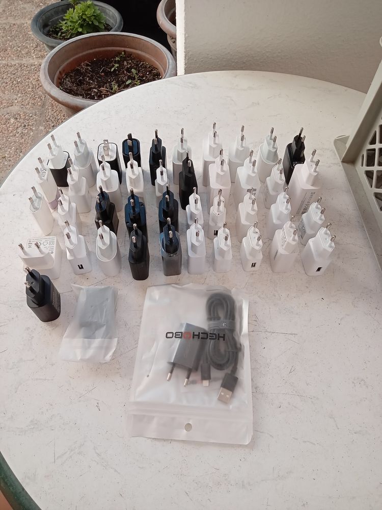 Lot de 43 chargeurs smart phone 30 Saintes-Maries-de-la-Mer (13)