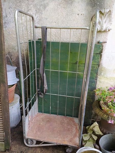 Chariot Roll � Roulette 
Hauteur 160cm, longueur 71cm, larg 40 Loches (37)