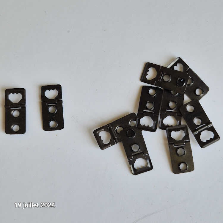 Lot de 10 charni�res attaches de cadre � frapper, noire 4 Saumur (49)