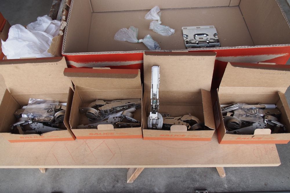 Charni�res SALICE pour portes basculantes. 250 Monthion (73)