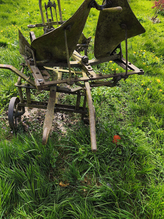 Charrue ancienne 200 �griselles-le-Bocage (89)
