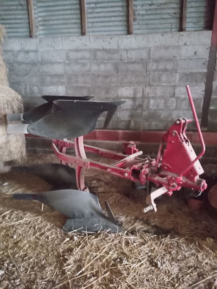 Charrue bi socs r�versible Massey Ferguson 450 Loupiac (46)