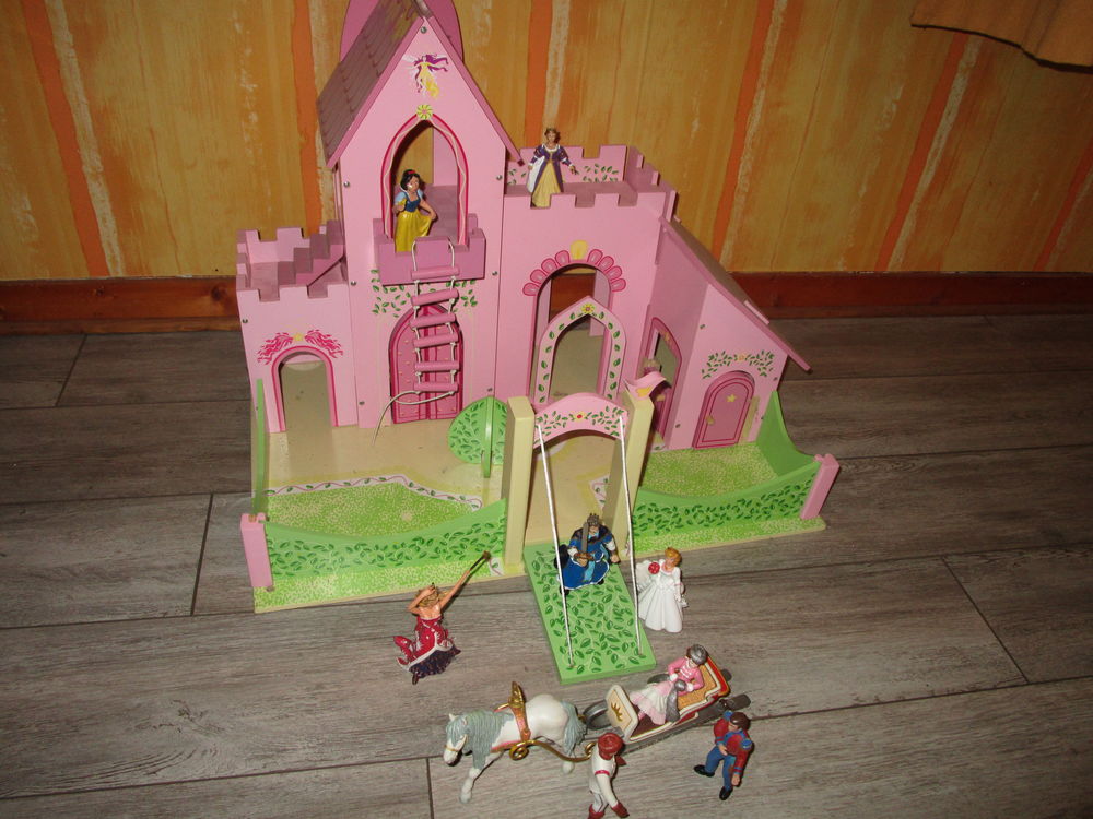 CHATEAU PRINCESSE  EN BOIS + FIGURINES 35 Villepinte (93)