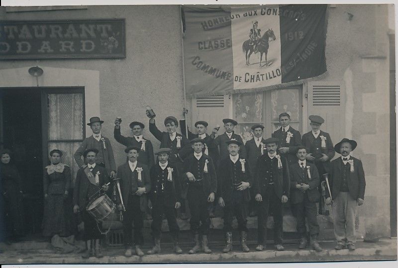 36. CPA. CH�TILLON SUR INDRE. Conscrits de La Classe 1912 35 Loches (37)