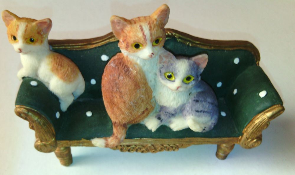 3 chats de collection ( N°7) sur un fauteuil 5 Viry-Noureuil (02)