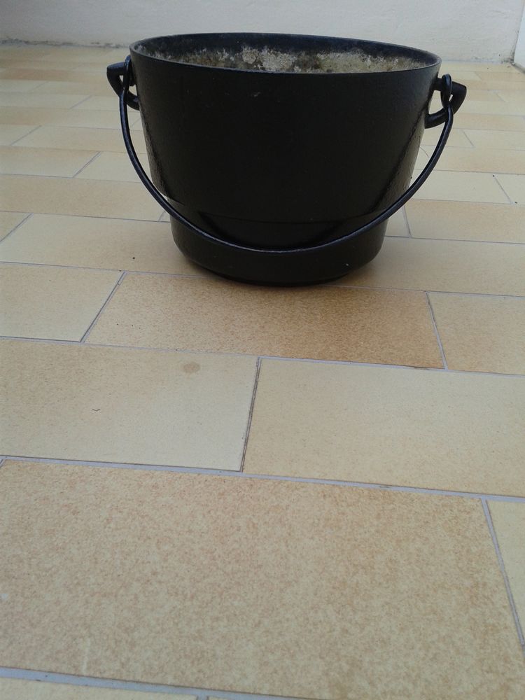 chaudron ancien en fonte � poser ou suspendre 25 Dijon (21)