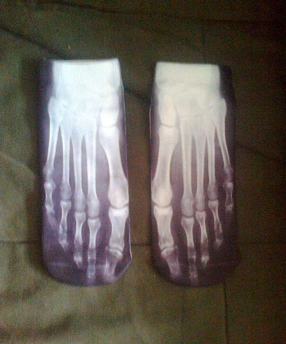 Chaussettes taille 36 � 39 pieds de squelette 3 Carnon Plage (34)