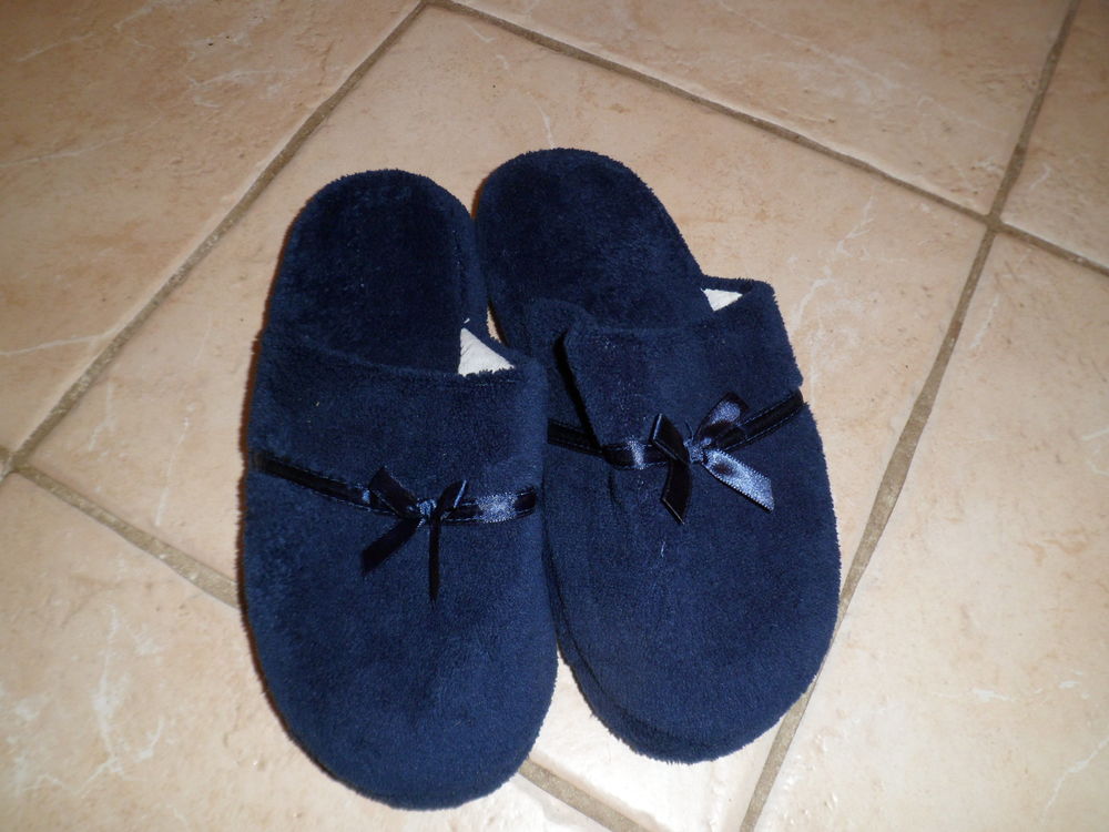 chausson bleu marine
taille 37
neuf 7 Saint-Ch�ron (91)