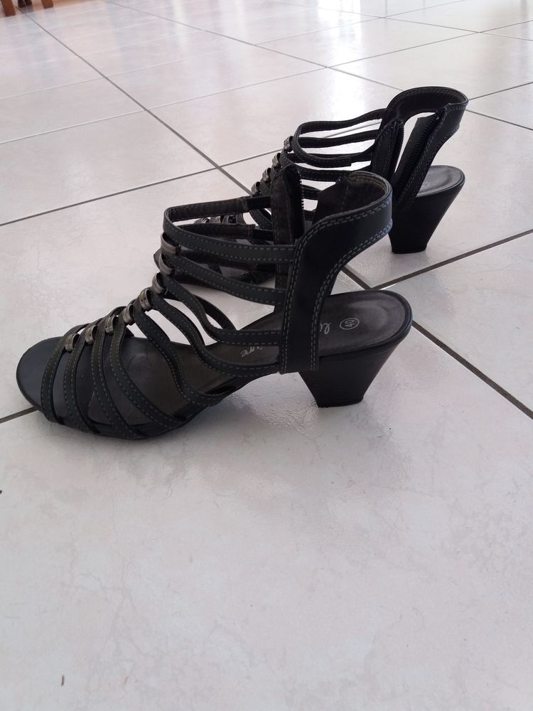 chaussure � brides 10 Montaigu (85)