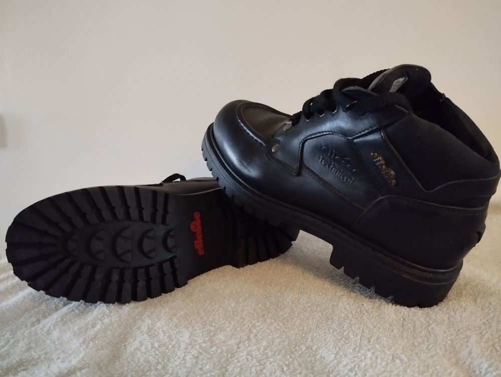 Chaussure en cuir de la mark ELLESSE 20 Thiais (94)