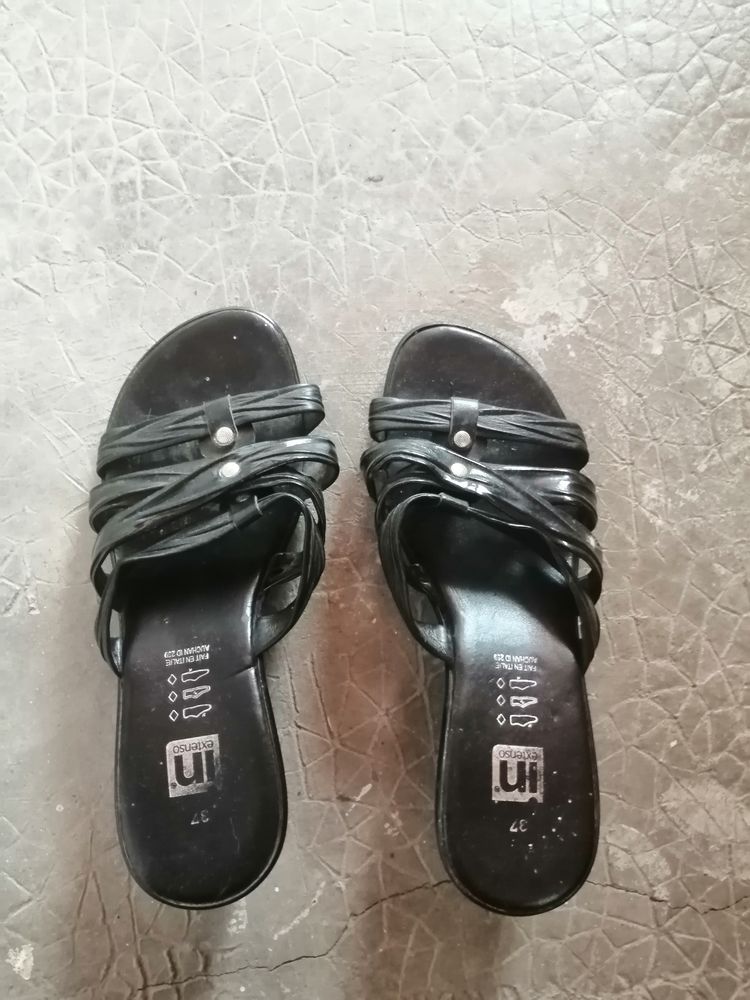 chaussure pied nu noir  taille 37 
3 Saint-Martin-d'Estr�aux (42)