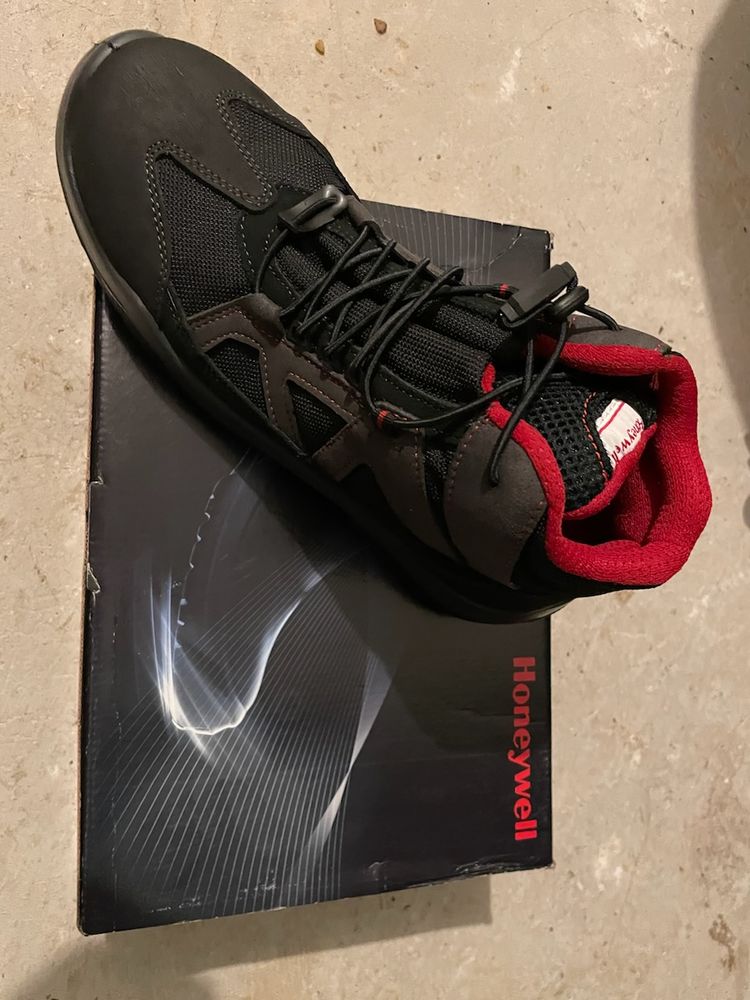 Vd chaussure de s�curit� neuve 50 N�mes (30)