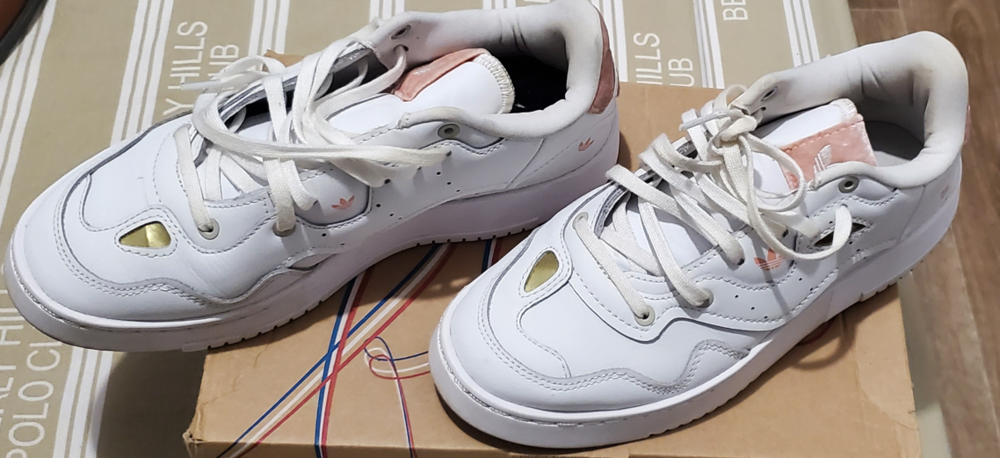 Chaussures ADIDAS BLANC ROSE FEMME NEUF
Taille : 38 40 Villepinte (93)