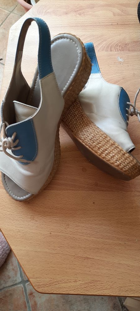 Chaussures d'été beige et bleu cuir dessus. 15 Toulon (83)