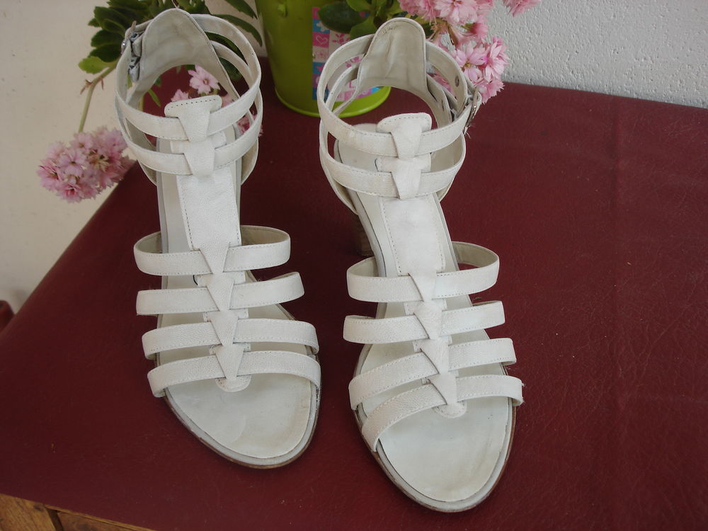 CHAUSSURES  blanches 10 Leg� (44)