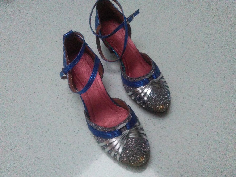 Chaussures bleues et argent paillet�es 18 Brixey-aux-Chanoines (55)