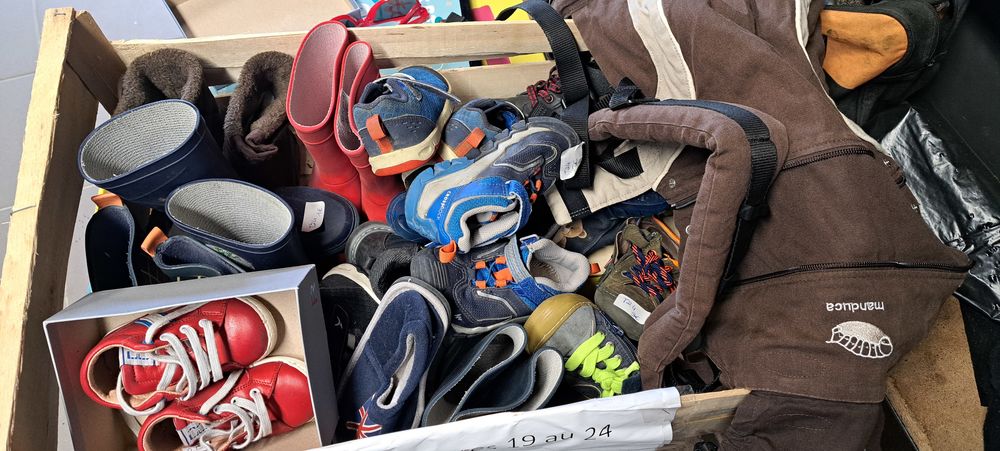 Chaussures ,bottes du 19 au 24 et un porte BB Manduca 5 Clohars-Carno�t (29)