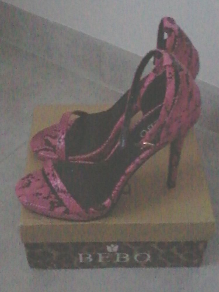 Chaussures � brides et talon 10 cm,  37
Bottes noires 37 15 Lansargues (34)